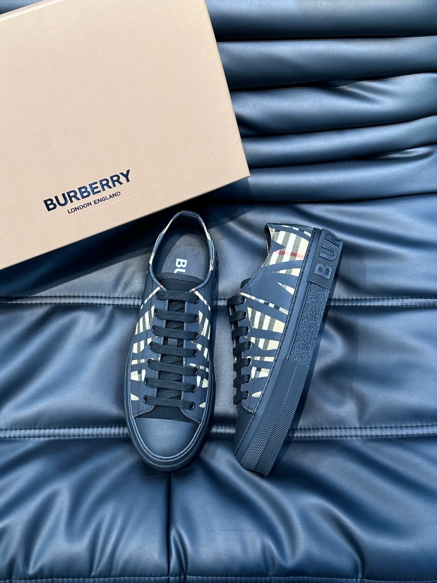 Men's shoes 💰400▫️B's men's classic low-top sneakers are reinterpreted in Vintage plaid cotton material and decorated with a new brand logo. First-layer cowhide lining, embossed Burberry logo on the heel, and original TPU outsole! Size: 38-44 (45 46 customized)